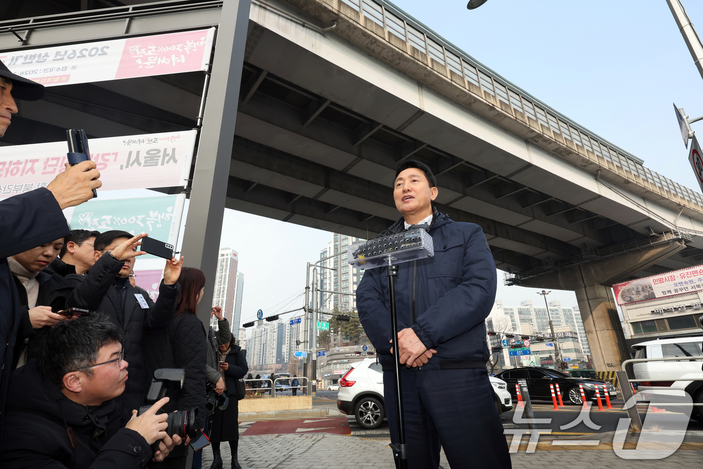 (서울=뉴스1) 황기선 기자 = 오세훈 서울시장이 15일 오후 서울 서대문구 홍은사거리에서 홍제천 일대 내부순환로 현장을 둘러본 뒤 소감을 밝히고 있다. 오 시장은 지난해 12월 …