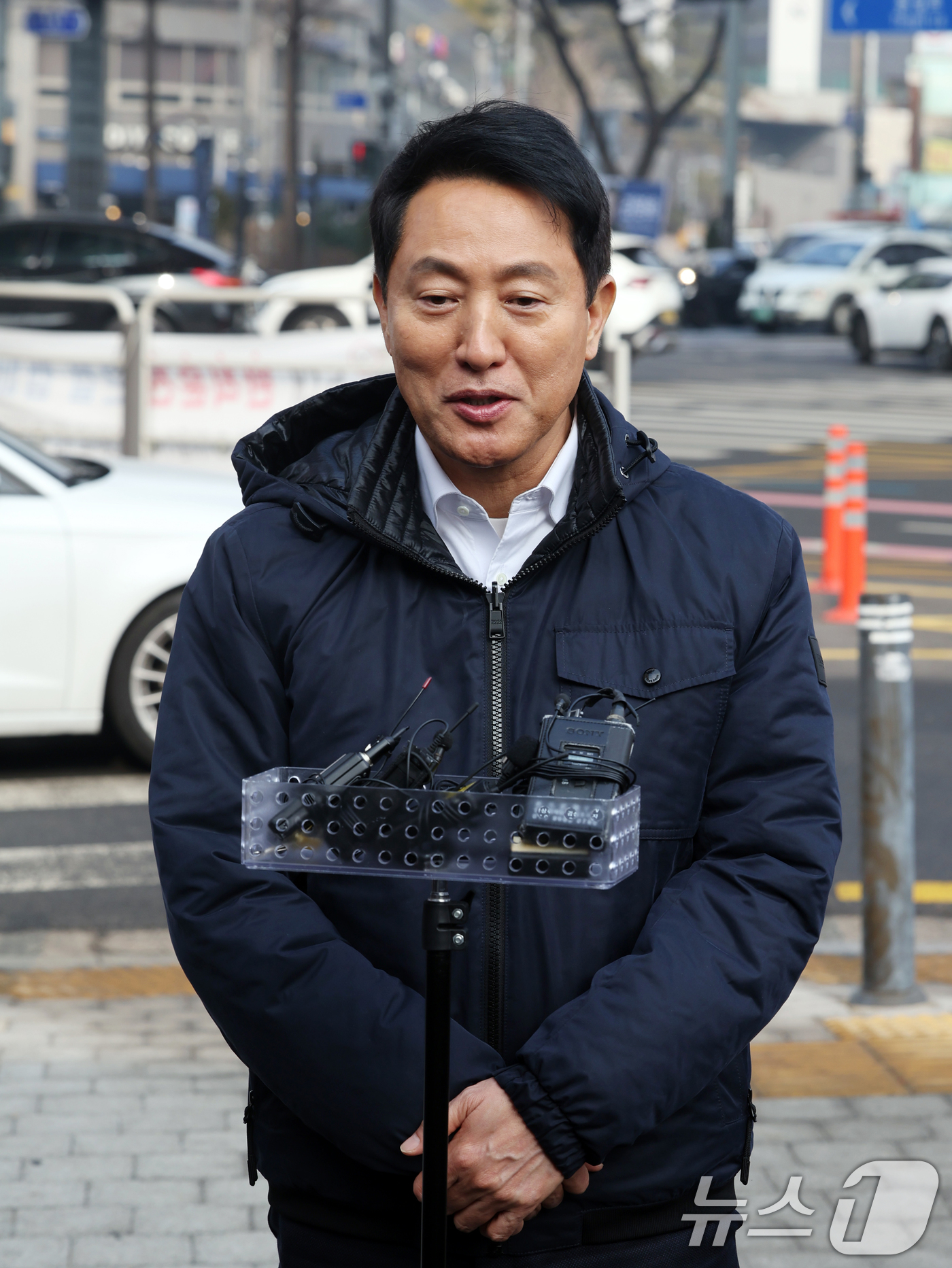 (서울=뉴스1) 황기선 기자 = 오세훈 서울시장이 15일 오후 서울 서대문구 홍은사거리에서 홍제천 일대 내부순환로 현장을 둘러본 뒤 소감을 밝히고 있다. 오 시장은 지난해 12월 …