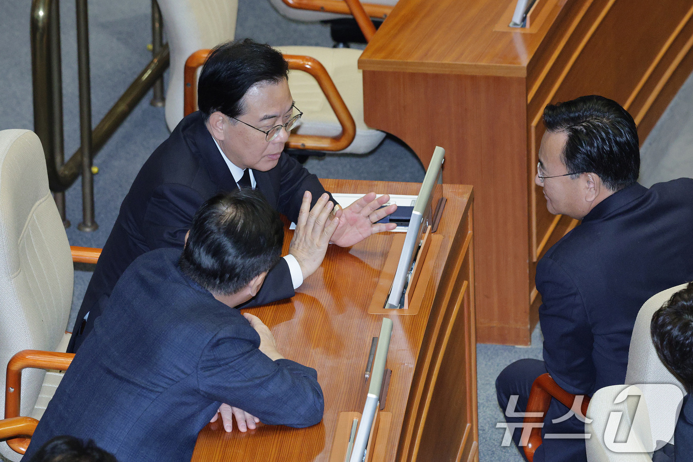 (서울=뉴스1) 신웅수 기자 = 송언석 국민의힘 원내대표가 15일 서울 여의도 국회 본회의장에서 열린 제431회국회(임시회) 제431-1차 본회의에서 의원들과 대화하고 있다. 20 …