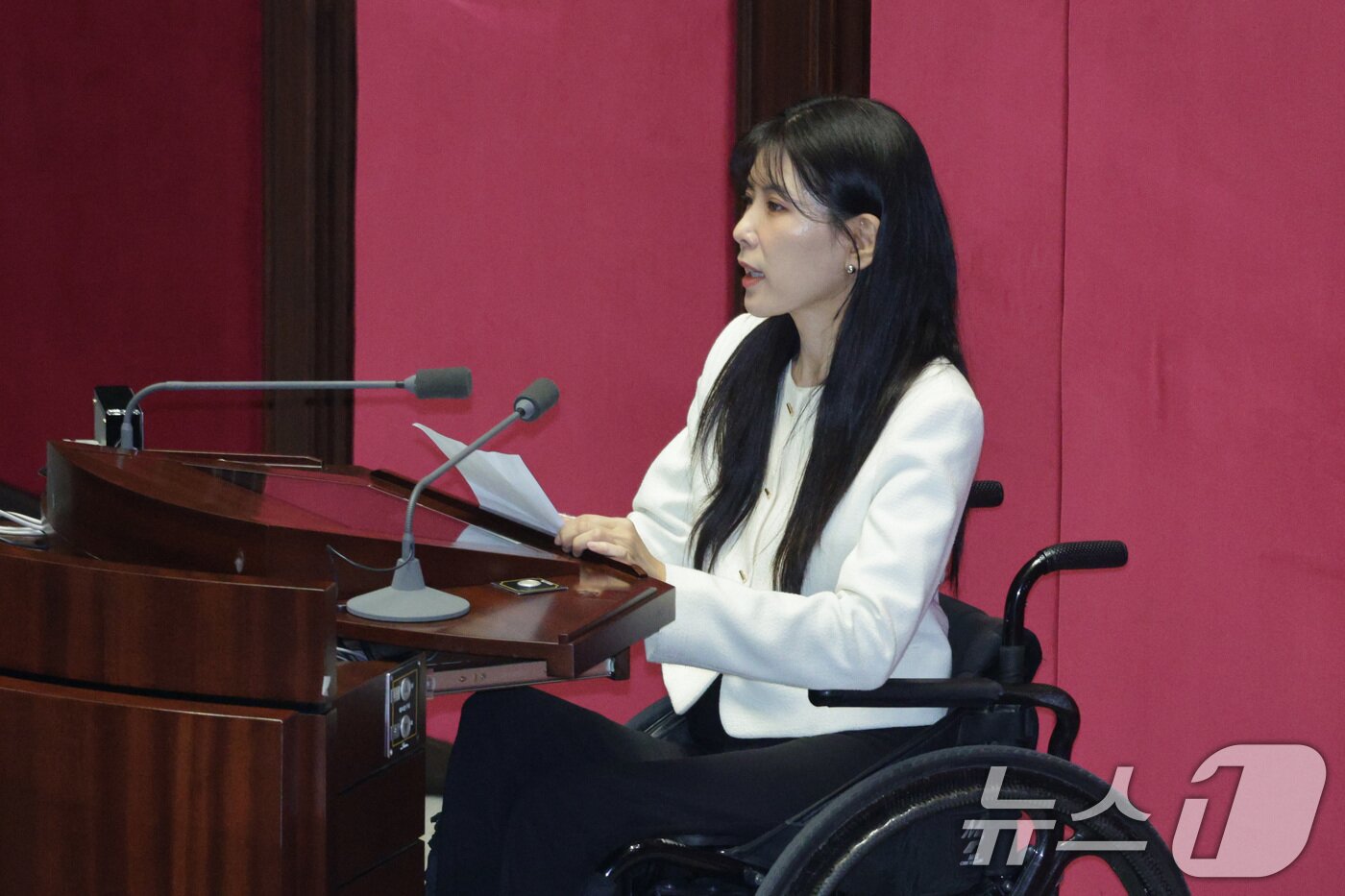 본문 이미지 - 인요한 전 의원의 사퇴로 비례 의석을 승계한 이소희 국민의힘 의원이 15일 서울 여의도 국회 본회의장에서 열린 제431회국회(임시회) 제431-1차 본회의에서 인사말을 하고 있다. 2026.1.15/뉴스1 ⓒ News1 신웅수 기자