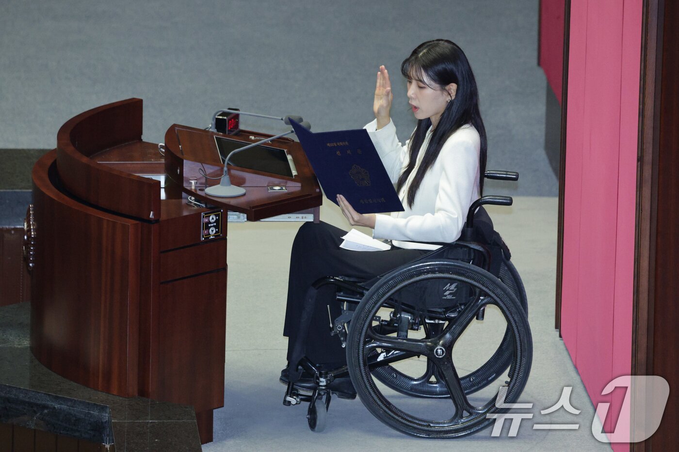 본문 이미지 - 인요한 전 의원의 사퇴로 비례 의석을 승계한 이소희 국민의힘 의원이 15일 서울 여의도 국회 본회의장에서 열린 제431회국회(임시회) 제431-1차 본회의에서 선서를 하고 있다. 2026.1.15/뉴스1 ⓒ News1 신웅수 기자