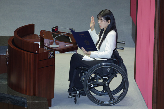 선서하는 이소희 의원