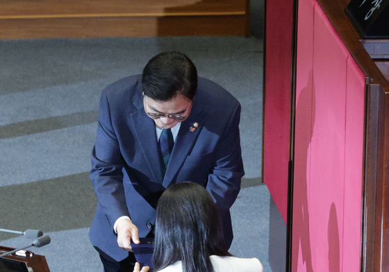 이소희 선서문 받는 우원식 의장