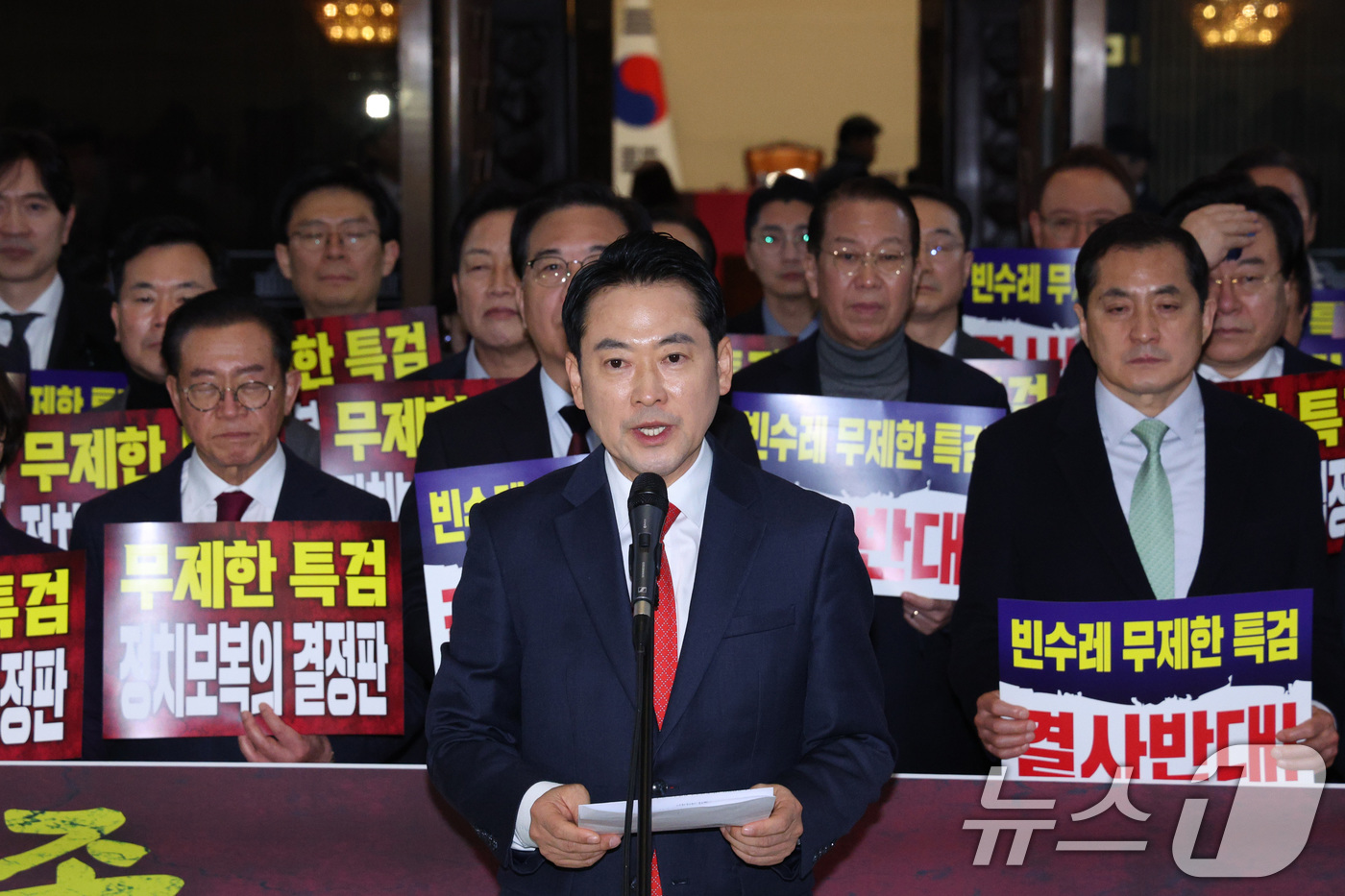 (서울=뉴스1) 신웅수 기자 = 장동혁 국민의힘 대표가 15일 서울 여의도 국회 로텐더홀에서 더불어민주당의 특검 추진에 반대하고 있다. 2026.1.15/뉴스1