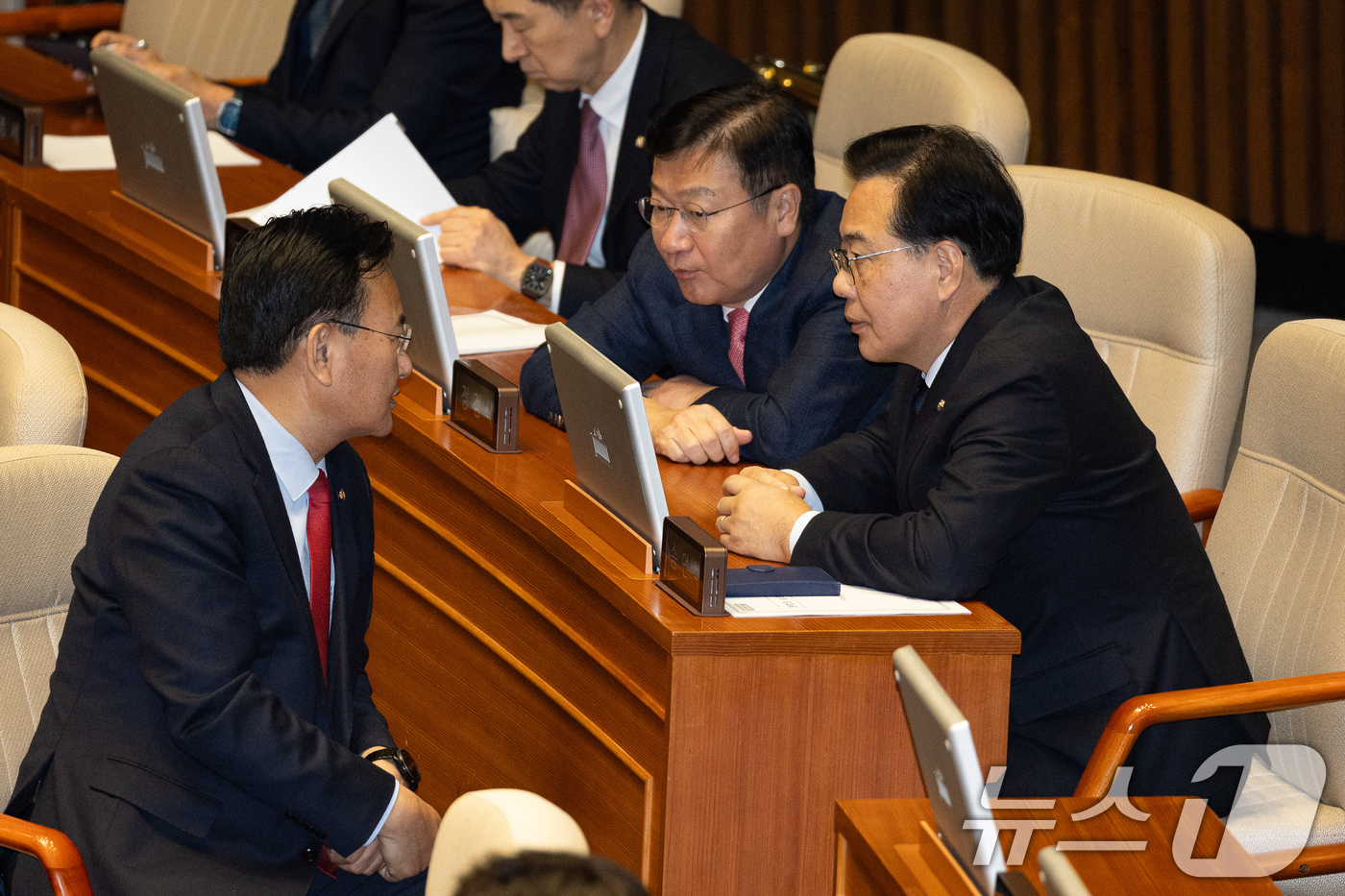 (서울=뉴스1) 유승관 기자 = 송언석 국민의힘 원내대표와 유상범 원내운영수석부대표, 정점식 의원이 15일 서울 여의도 국회에서 열린 제431회 국회(임시회) 제1차 본회의에서 대 …