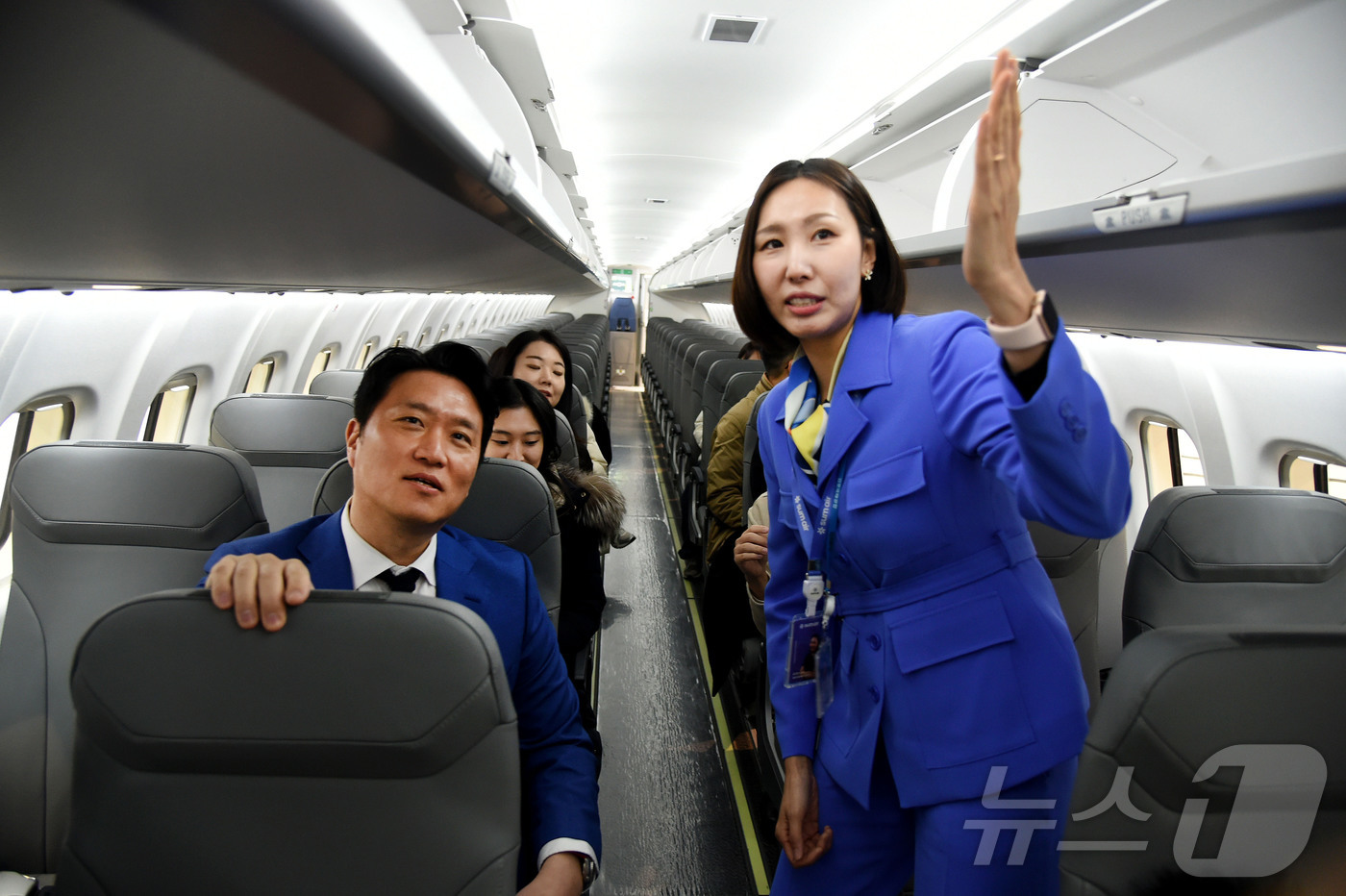 (서울=뉴스1) = 15일 서울 김포 비즈니스 항공센터에서 진행된 섬에어 1호기 도입식에서 최용덕 섬에어 대표가 공개한 1호 신조기 내부에서 객실 승무원의 안내를 받고 있다. (섬 …