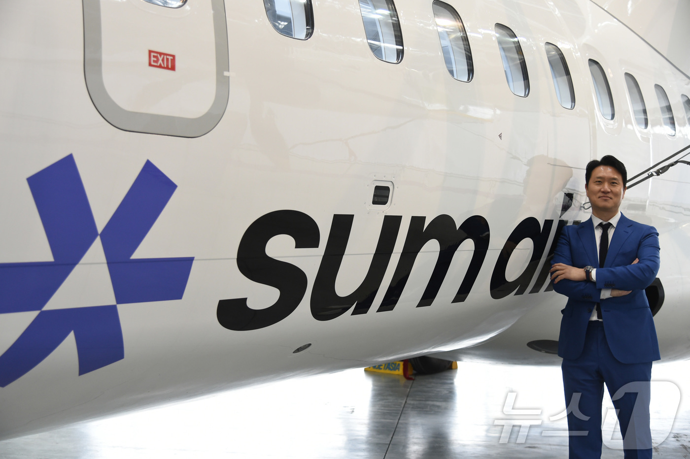 (서울=뉴스1) = 15일 서울 김포 비즈니스 항공센터에서 진행된 섬에어 1호기 도입식에서 최용덕 섬에어 대표가 신조기  'ATR 72-600'앞에서 포즈를 취하고 있다. (섬에어 …
