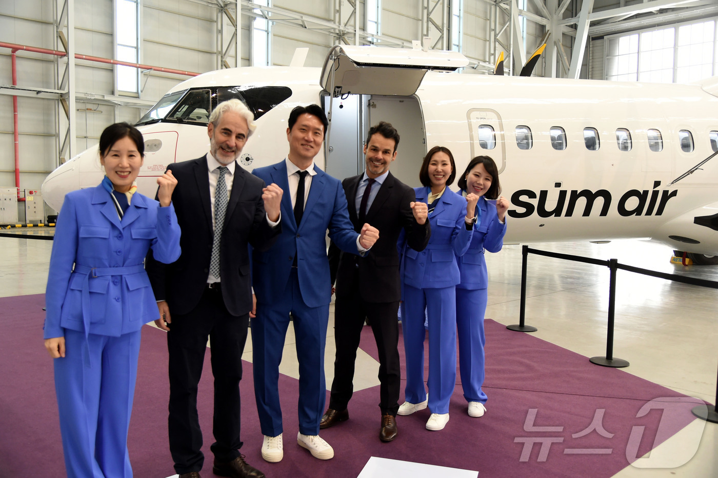 (서울=뉴스1) = 15일 서울 김포 비즈니스 항공센터에서 진행된 섬에어 1호기 도입식에서 김현주 객실 승무원 팀장(왼쪽부터), 장 다니엘 ATR 영업 이사,최용덕 섬에어 대표,알 …