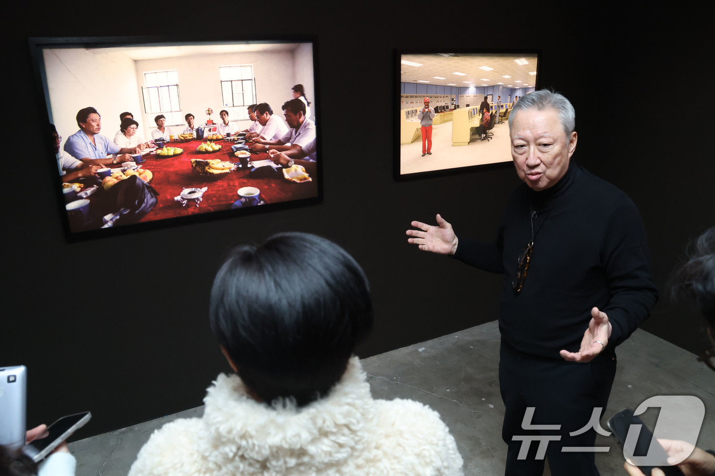 (서울=뉴스1) 이광호 기자 = 박용만 전 두산회장이 15일 오후 서울 중구 피크닉 전시관에서 열린 자신의 사진전 '휴먼 모먼트' 기자간담회에 앞서 참석자들에게 전시 작품에 대해 …