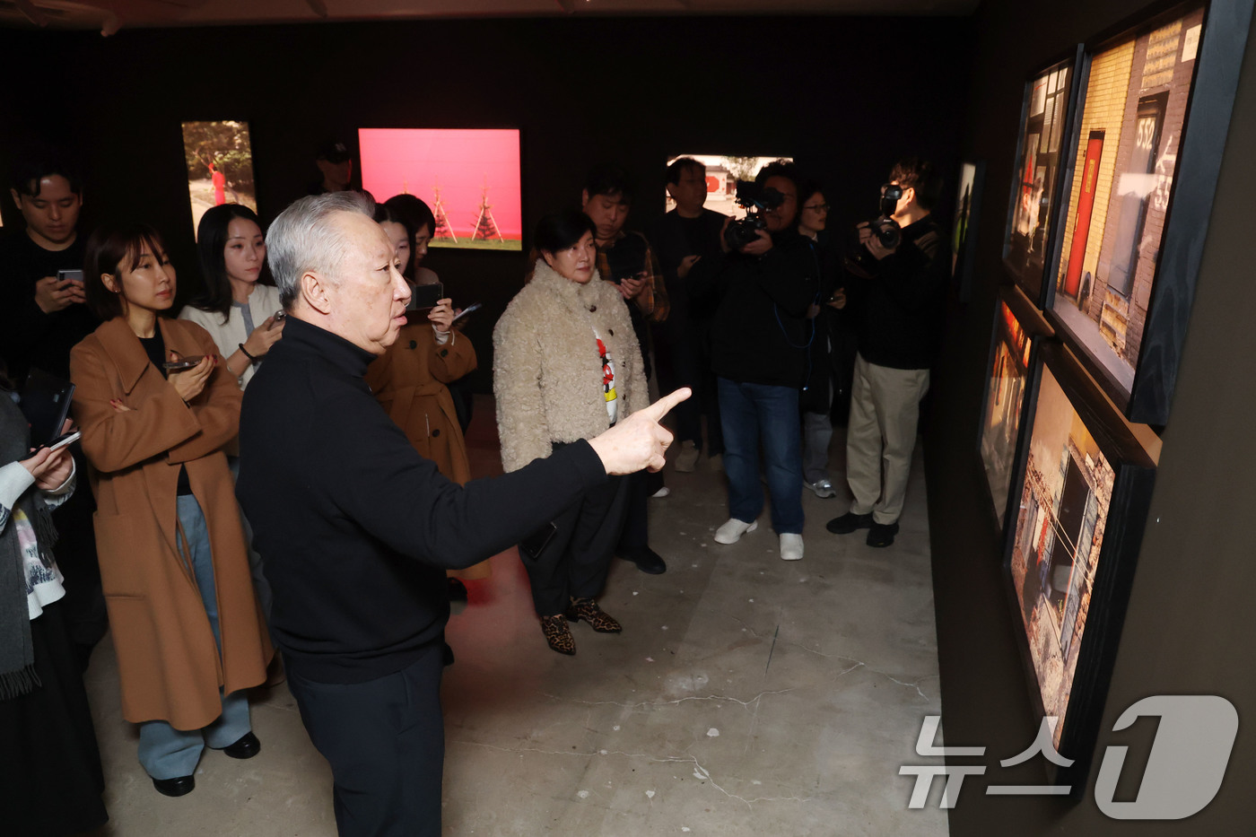 (서울=뉴스1) 이광호 기자 = 박용만 전 두산회장이 15일 오후 서울 중구 피크닉 전시관에서 열린 자신의 사진전 '휴먼 모먼트' 기자간담회에 앞서 참석자들에게 전시 작품에 대해 …