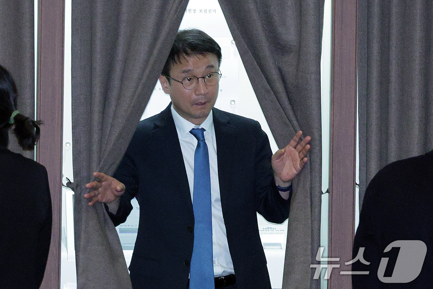 (서울=뉴스1) 신웅수 기자 = 한병도 더불어민주당 원내대표가 15일 서울 여의도 국회 본회의장에서 열린 제431회국회(임시회) 제431-1차 본회의에서 국회운영위원장 보궐선거를 …