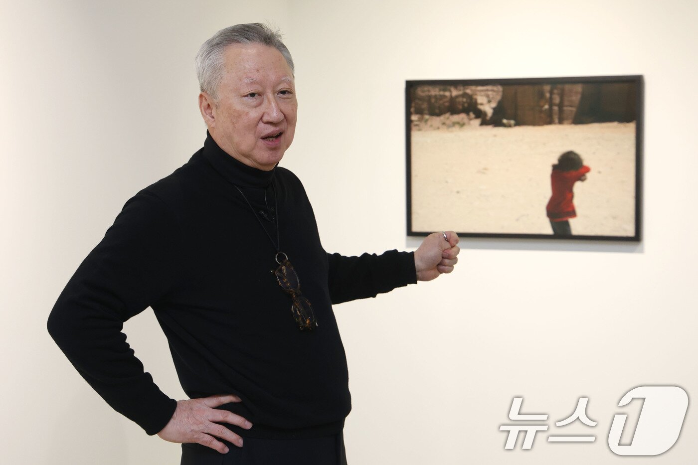 본문 이미지 - 박용만 전 두산회장이 15일 오후 서울 중구 피크닉 전시관에서 열린 자신의 사진전 '휴먼 모먼트' 기자간담회에 앞서 참석자들에게 전시 작품에 대해 설명하고 있다. 2026.1.15/뉴스1 ⓒ News1 이광호 기자