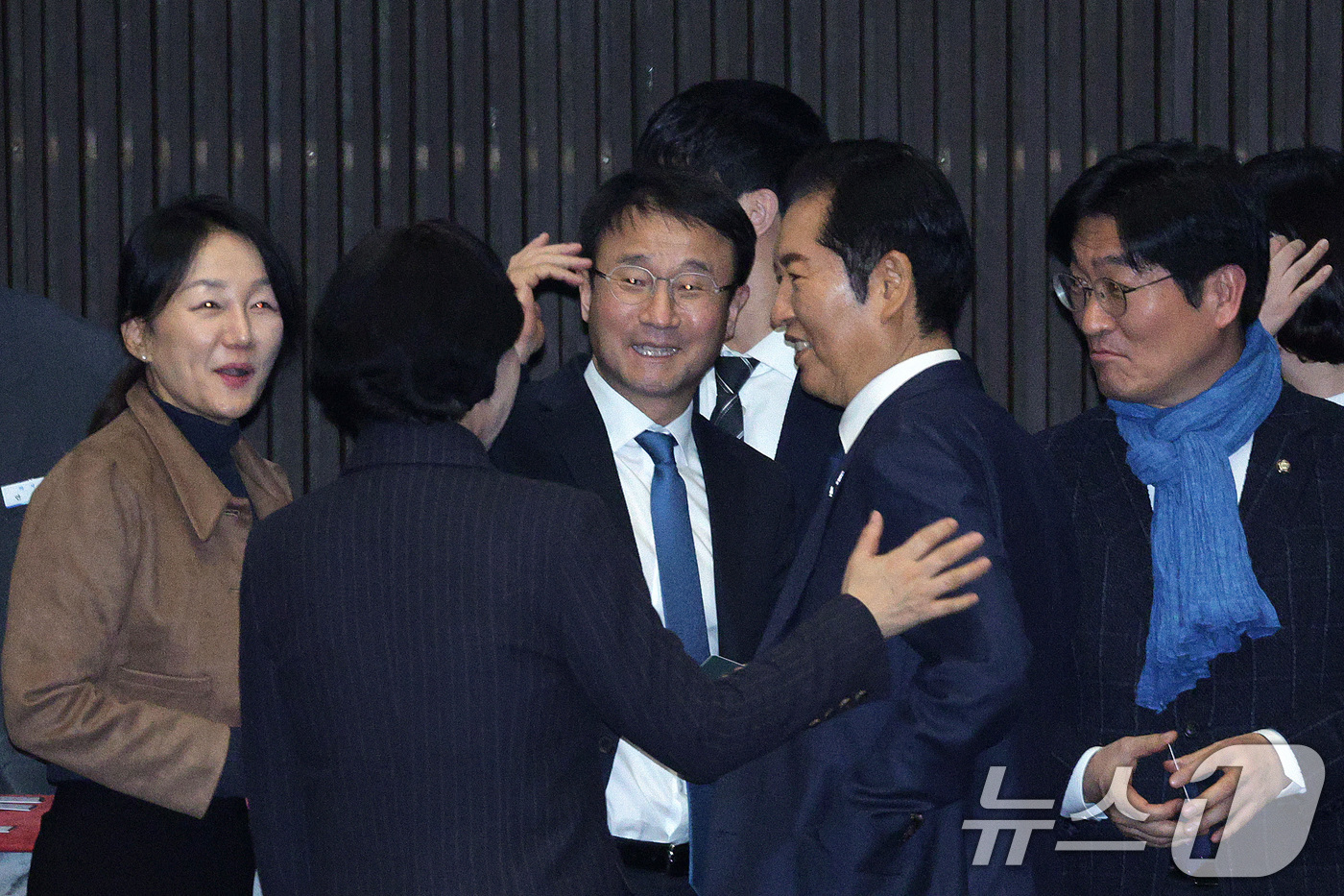 (서울=뉴스1) 신웅수 기자 = 정청래 더불어민주당 대표와 한병도 원내대표가 15일 서울 여의도 국회 본회의장에서 열린 제431회국회(임시회) 제431-1차 본회의에서 의원들과 대 …