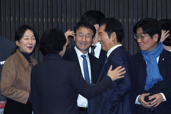 대화나누는 정청래·한병도