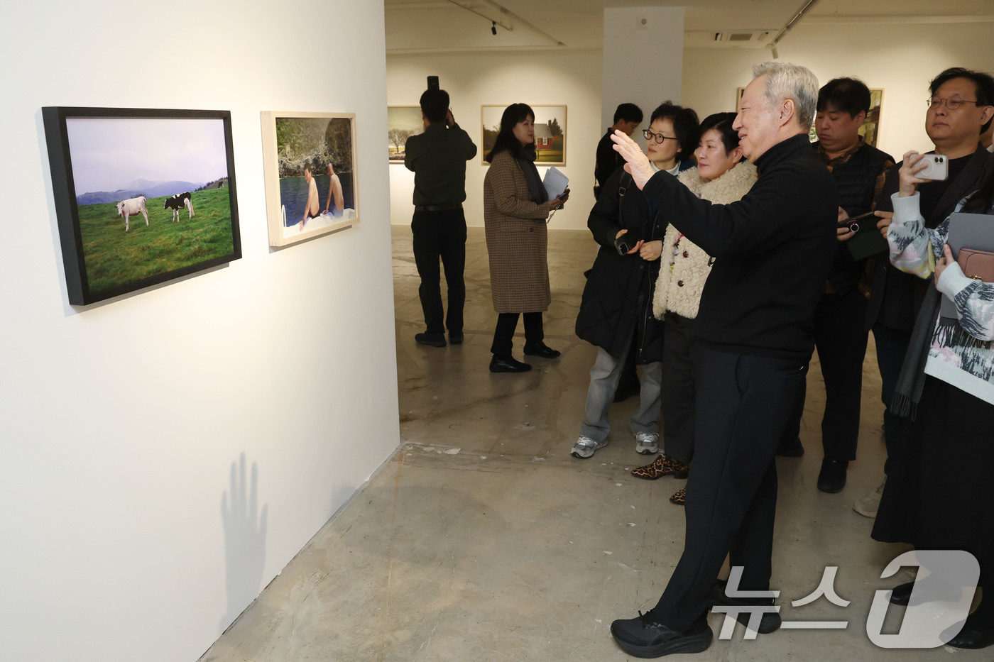(서울=뉴스1) 이광호 기자 = 박용만 전 두산회장이 15일 오후 서울 중구 피크닉 전시관에서 열린 자신의 사진전 '휴먼 모먼트' 기자간담회에 앞서 참석자들에게 전시 작품에 대해 …