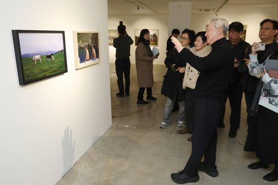 사진전 작품 설명하는 박용만 전 회장