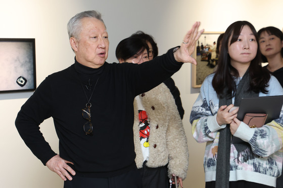 사진 작품 설명하는 박용만 전 회장