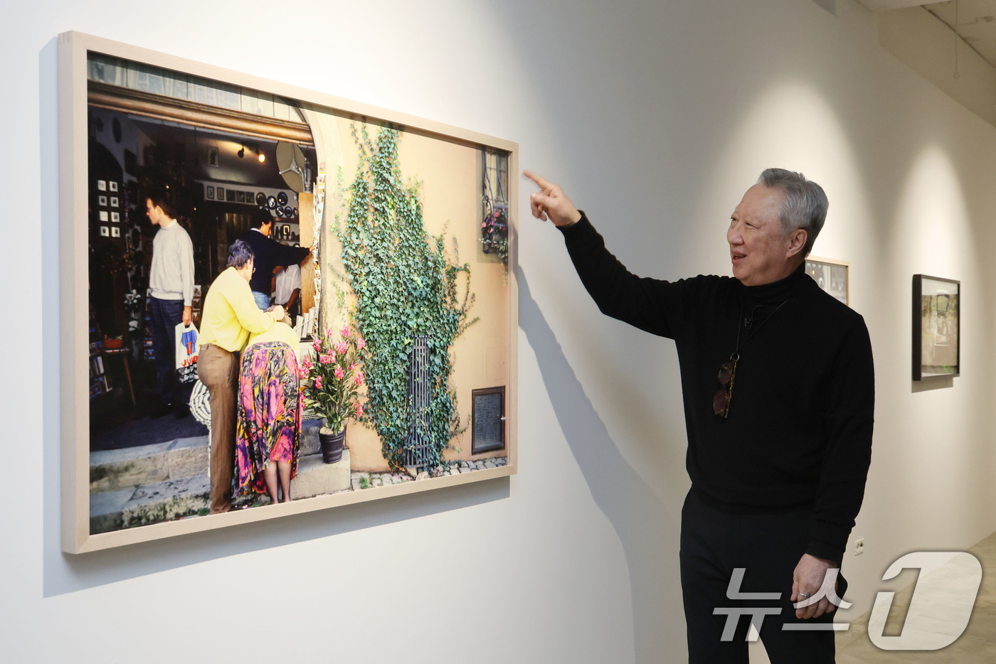 (서울=뉴스1) 이광호 기자 = 박용만 전 두산회장이 15일 오후 서울 중구 피크닉 전시관에서 열린 자신의 사진전 '휴먼 모먼트' 기자간담회에 앞서 참석자들에게 전시 작품에 대해 …