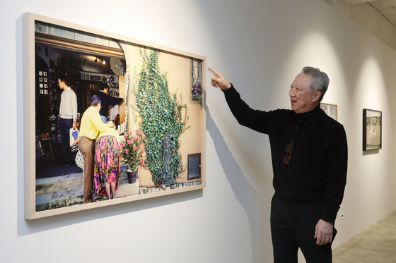 전시 작품 설명하는 박용만 전 회장