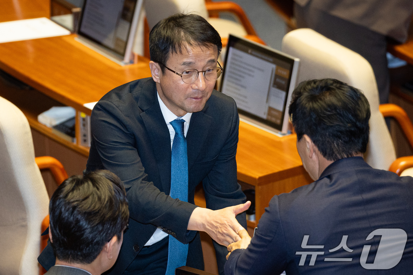 (서울=뉴스1) 유승관 기자 = 한병도 더불어민주당 원내대표가 15일 서울 여의도 국회에서 열린 제431회 국회(임시회) 제1차 본회의에서 의원들과 인사하고 있다. 2026.1.1 …