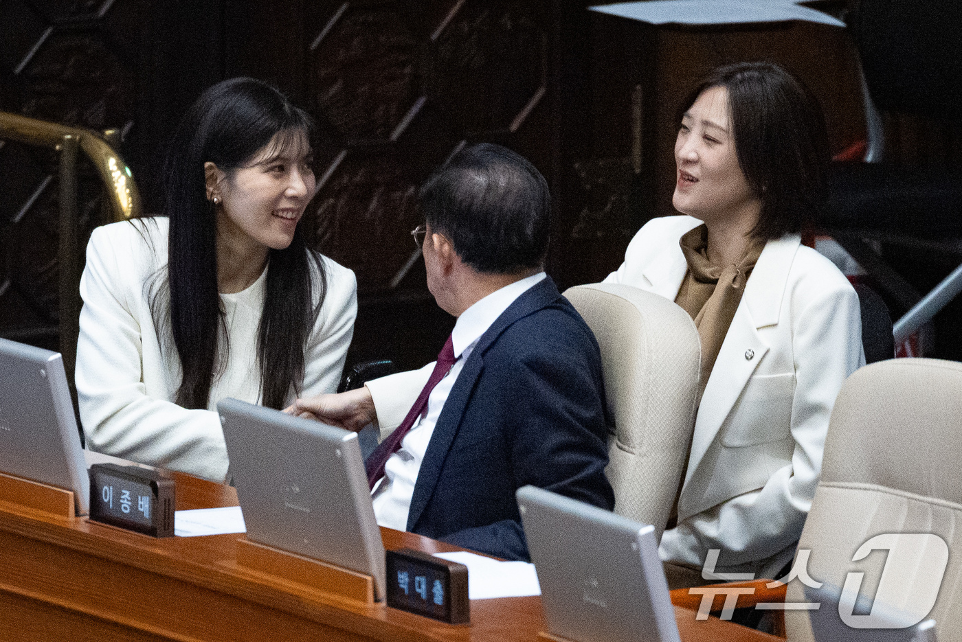 (서울=뉴스1) 유승관 기자 = 국민의힘 인요한 의원 사퇴로 비례대표 의원직을 승계받은 이소희 의원이 15일 서울 여의도 국회에서 열린 제431회 국회(임시회) 제1차 본회의에서 …