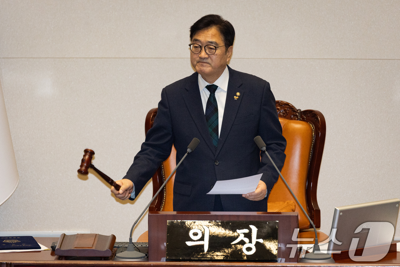 (서울=뉴스1) 유승관 기자 = 우원식 국회의장이 15일 서울 여의도 국회에서 열린 제431회 국회(임시회) 제1차 본회의에서 의사봉을 두드리고 있다. 2026.1.15/뉴스1