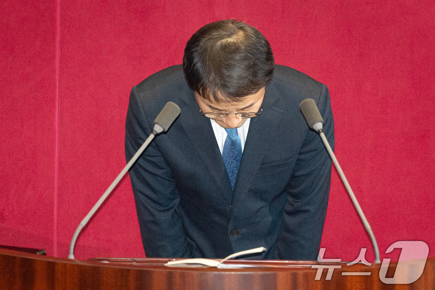 (서울=뉴스1) 유승관 기자 = 국회 운영위원장 보궐선거에 당선된 한병도 더불어민주당 원내대표가 15일 서울 여의도 국회에서 열린 제431회 국회(임시회) 제1차 본회의에서 당선인 …