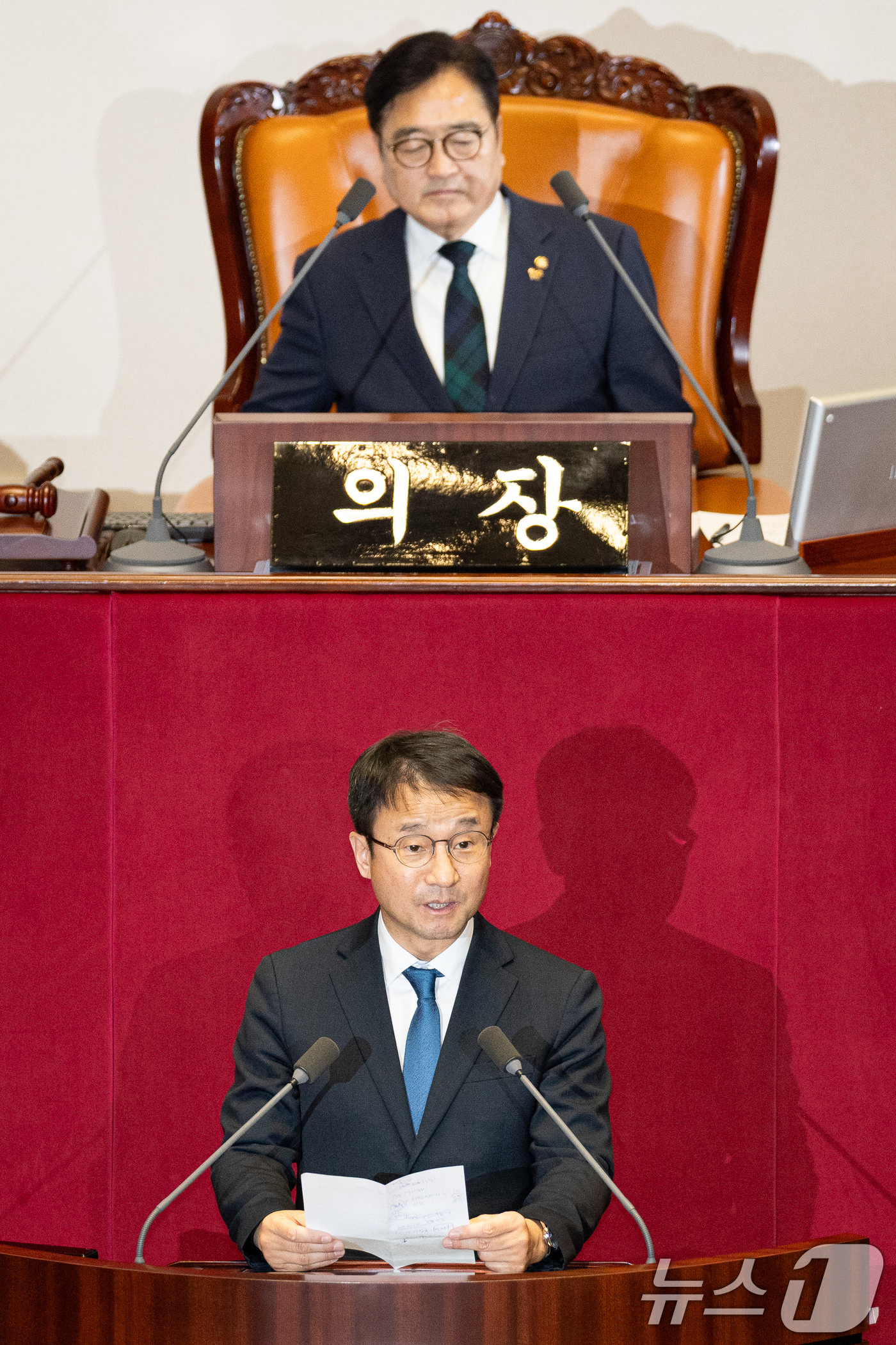 (서울=뉴스1) 유승관 기자 = 국회 운영위원장 보궐선거에 당선된 한병도 더불어민주당 원내대표가 15일 서울 여의도 국회에서 열린 제431회 국회(임시회) 제1차 본회의에서 당선인 …