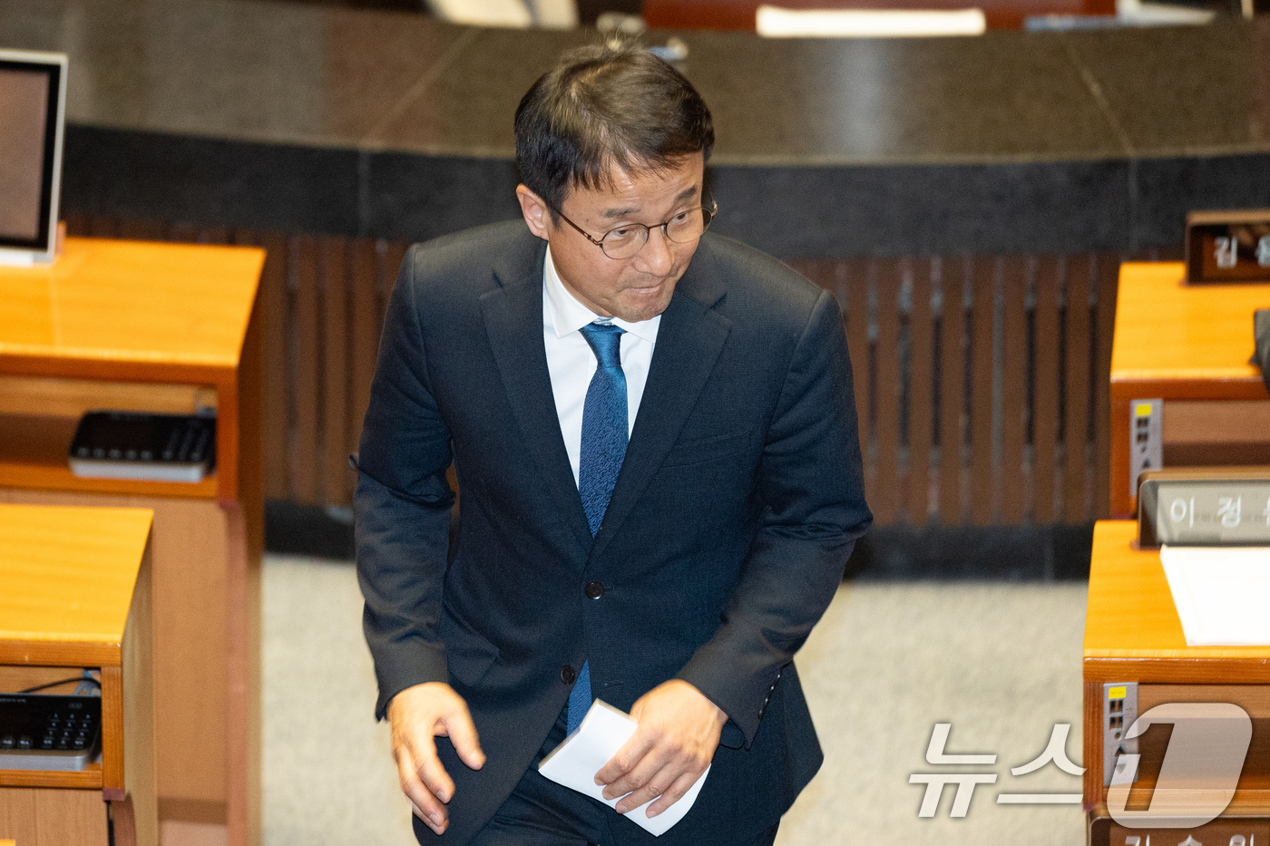 (서울=뉴스1) 유승관 기자 = 국회 운영위원장 보궐선거에 당선된 한병도 더불어민주당 원내대표가 15일 서울 여의도 국회에서 열린 제431회 국회(임시회) 제1차 본회의에서 당선인 …