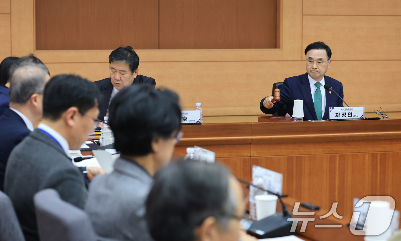 (서울=뉴스1) 임세영 기자 = 차정인 국가교육위원회 위원장이 15일 서울 종로구 정부서울청사 별관 국제회의실에서 열린 국가교육위원회 제64차 회의에서 의사봉을 두드리고 있다. 2 …