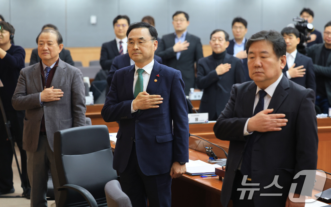 (서울=뉴스1) 임세영 기자 = 차정인 국가교육위원회 위원장 및 참석자들이 15일 서울 종로구 정부서울청사 별관 국제회의실에서 열린 국가교육위원회 제64차 회의에서 국민의례를 하고 …