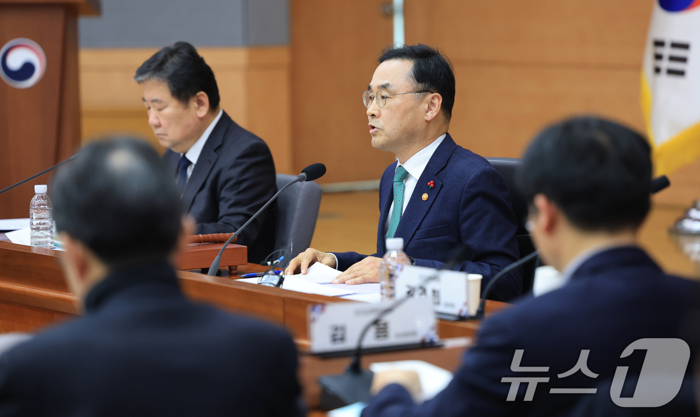 (서울=뉴스1) 임세영 기자 = 차정인 국가교육위원회 위원장이 15일 서울 종로구 정부서울청사 별관 국제회의실에서 열린 국가교육위원회 제64차 회의에서 모두발언을 하고 있다. 20 …