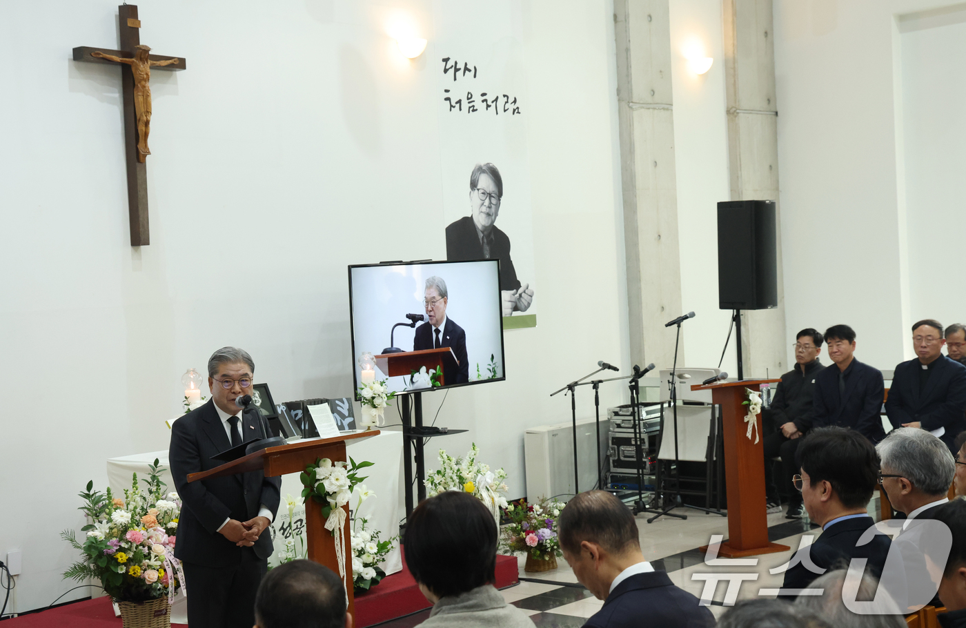 (서울=뉴스1) 김명섭 기자 = 이재정 대한적십자사 경기도지사회장이 15일 오후 서울 성공회대에서 열린 신영복 선생 10주기 추모식에서 추모사를 하고 있다.  2026.1.15/뉴 …