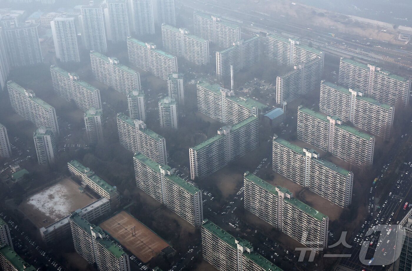 본문 이미지 - 서울 송파구 롯데월드타워 서울스카이에서 바라본 아파트 단지 모습. /뉴스1 ⓒ News1 김성진 기자