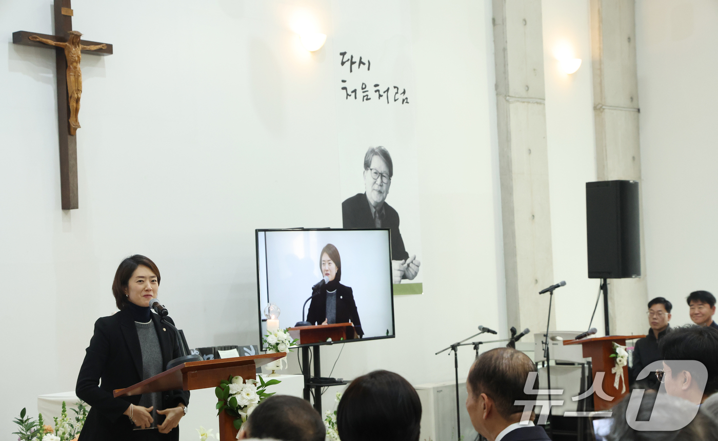 (서울=뉴스1) 김명섭 기자 = 고민정 더불어민주당 국회의원이 15일 오후 서울 성공회대에서 열린 신영복 선생 10주기 추모식에서 문재인 전 대통령 추모사를 대독하고 있다.  20 …