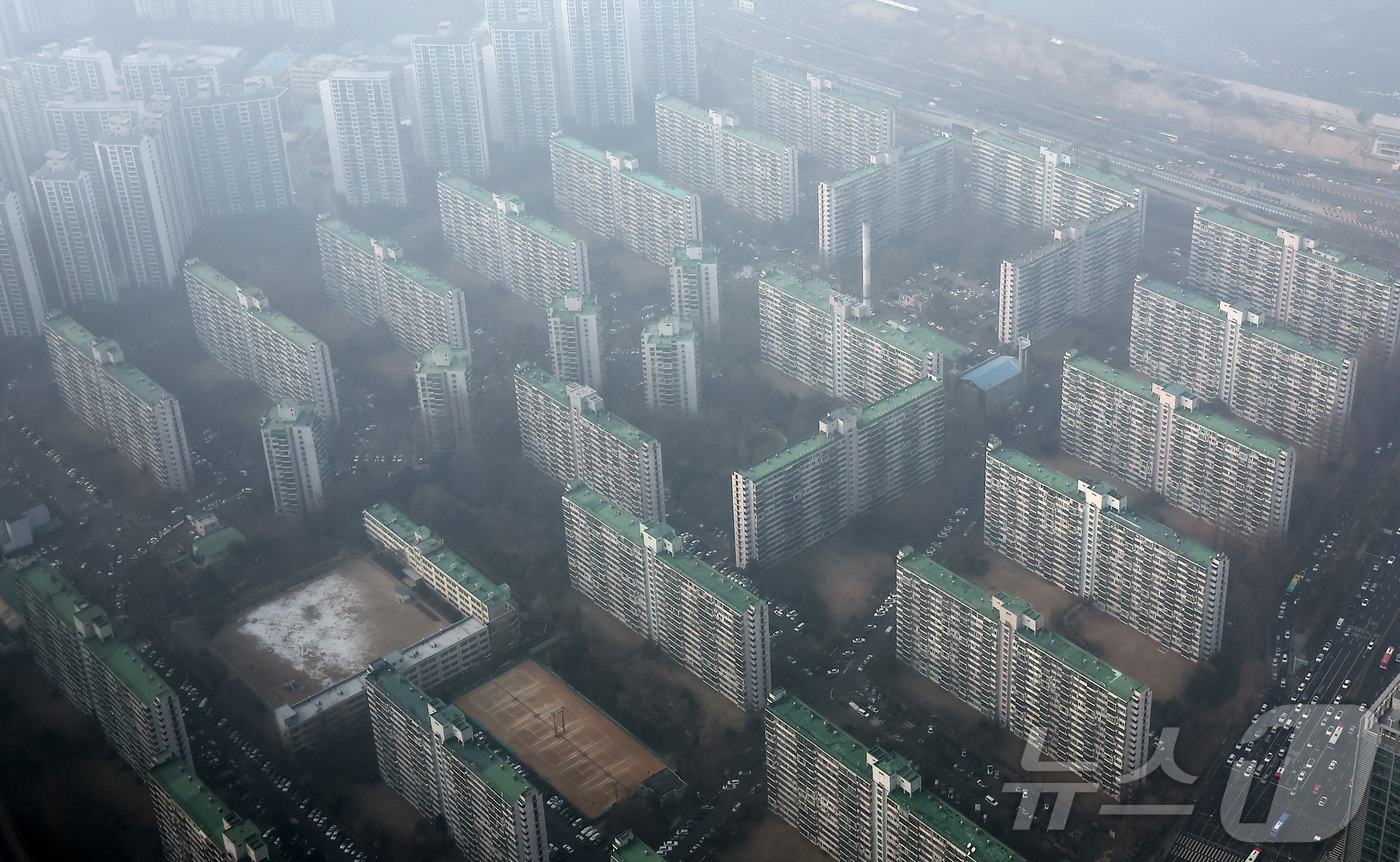 (서울=뉴스1) 김성진 기자 = 지난 해 서울 아파트 매매가격 연간 상승률이 한국부동산원 통계 사상 최고치를 기록했다.한국부동산원이 15일 발표한 '2025년 12월 전국 주택가격 …