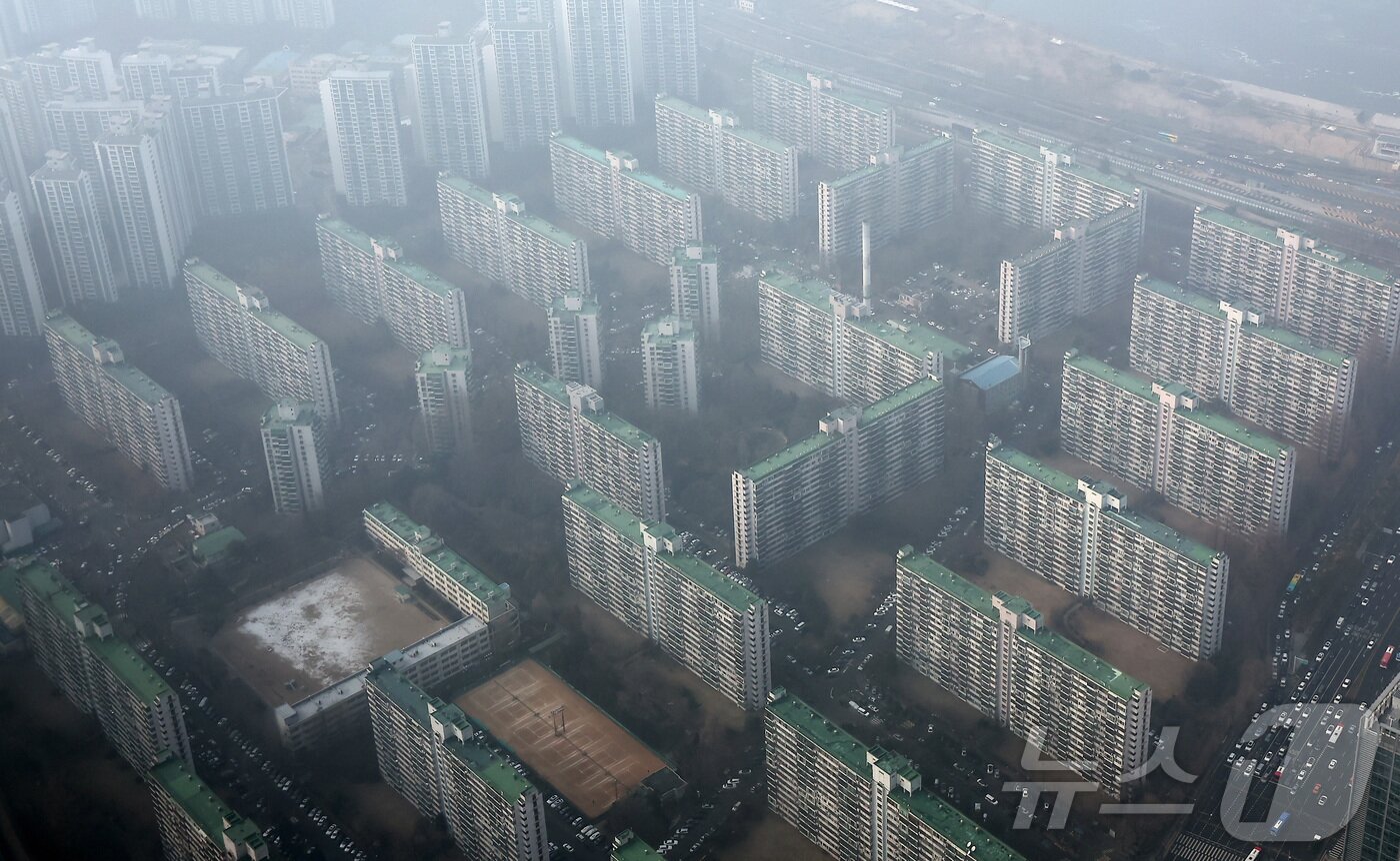 본문 이미지 - 서울 송파구 롯데월드타워 서울스카이에서 바라본 아파트 단지 모습. 2026.1.15/뉴스1 ⓒ News1 김성진 기자