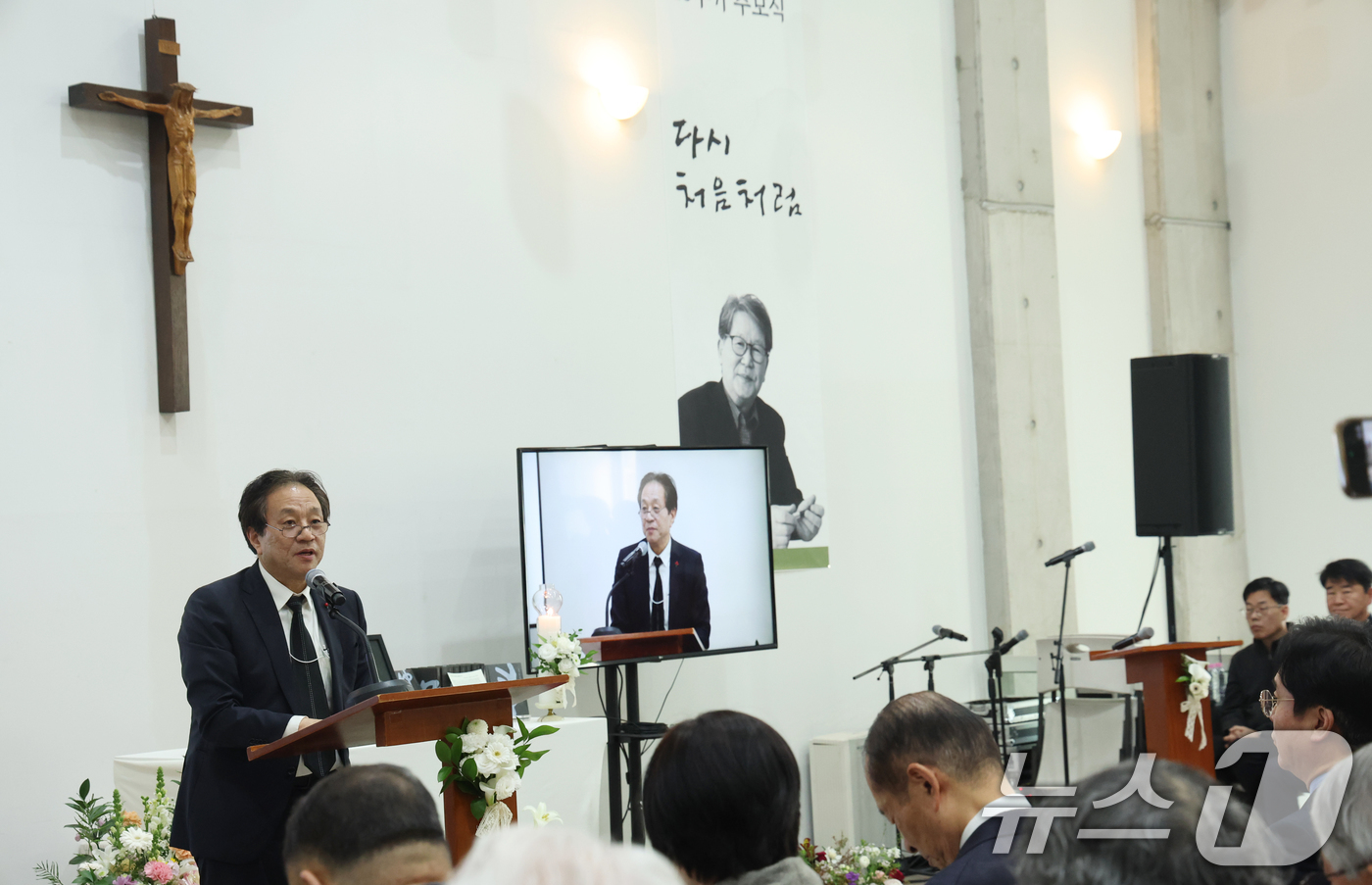 (서울=뉴스1) 김명섭 기자 = 문진영 대통령비서실 사회수석비서관이 15일 오후 서울 성공회대에서 열린 신영복 선생 10주기 추모식에서 이재명 대통령 추모사를 대독하고 있다.  2 …