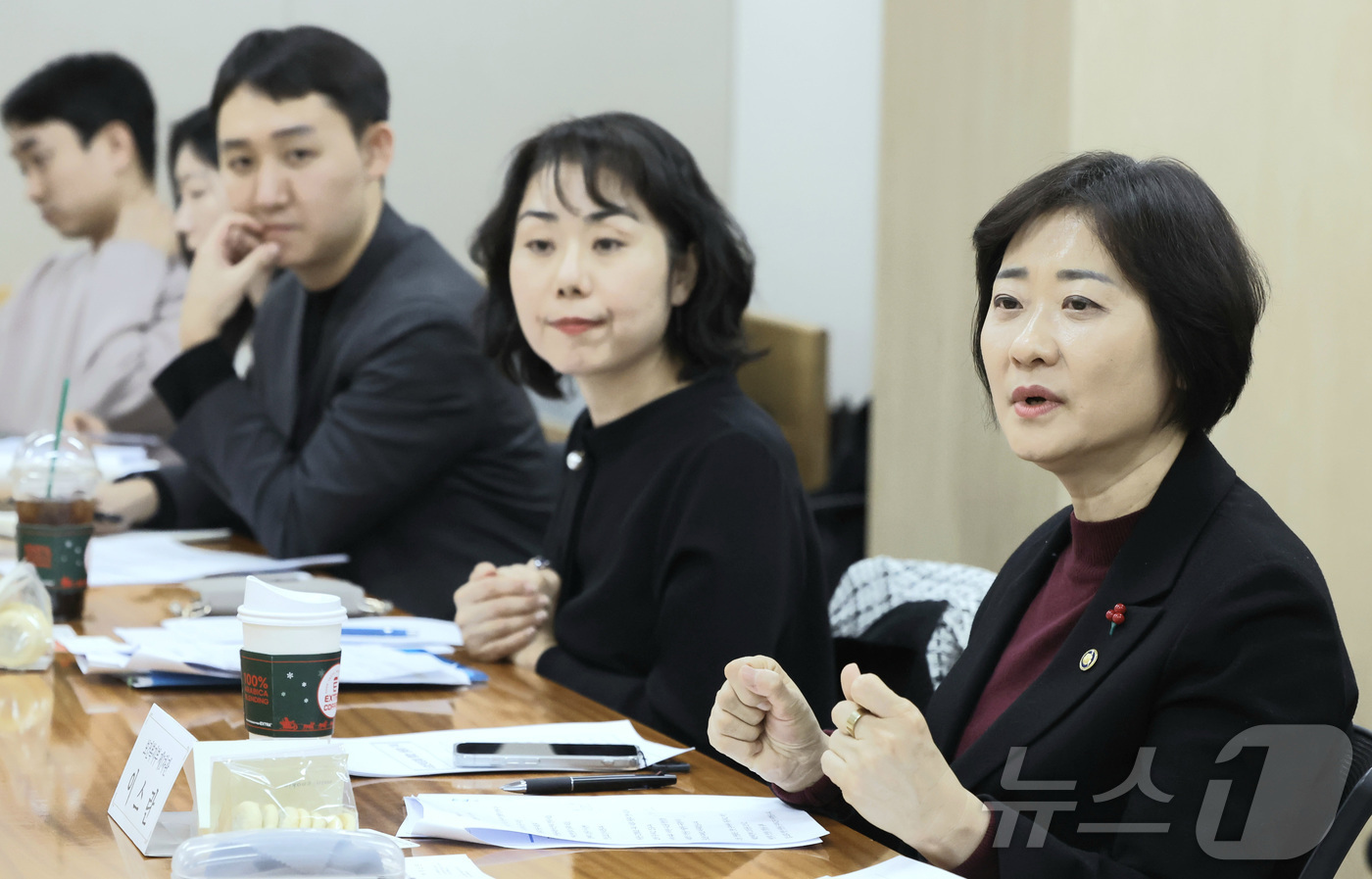 (서울=뉴스1) = 이스란 보건복지부 제1차관이 15일 오후 보건복지부 회의실에서 열린 '간병 분야 사회연대경제 활성화를 위한 간담회'에서 인사말을 하고 있다. (보건복지부 제공. …