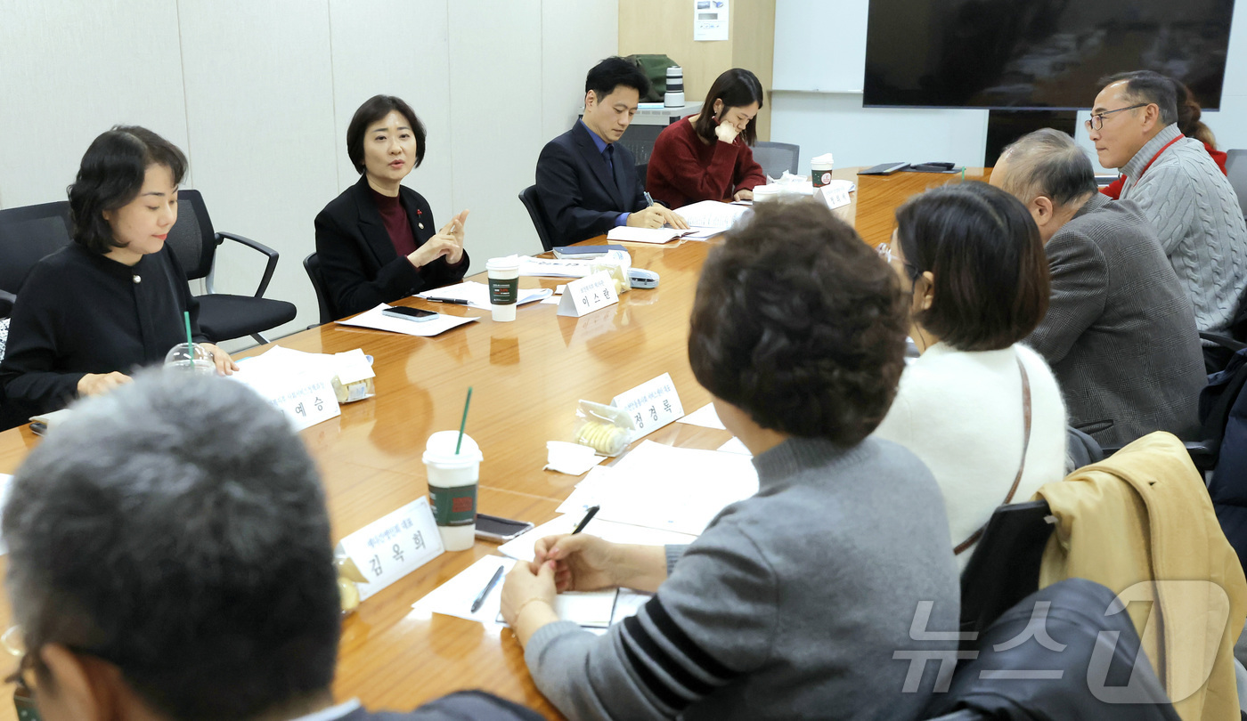 (서울=뉴스1) = 이스란 보건복지부 제1차관이 15일 오후 보건복지부 회의실에서 열린 '간병 분야 사회연대경제 활성화를 위한 간담회'에서 인사말을 하고 있다. (보건복지부 제공. …