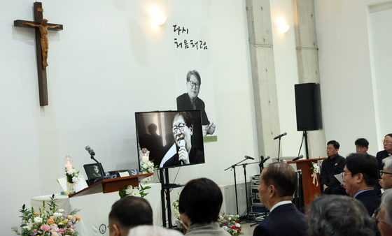 신영복 선생 생전 영상보는 추모객들