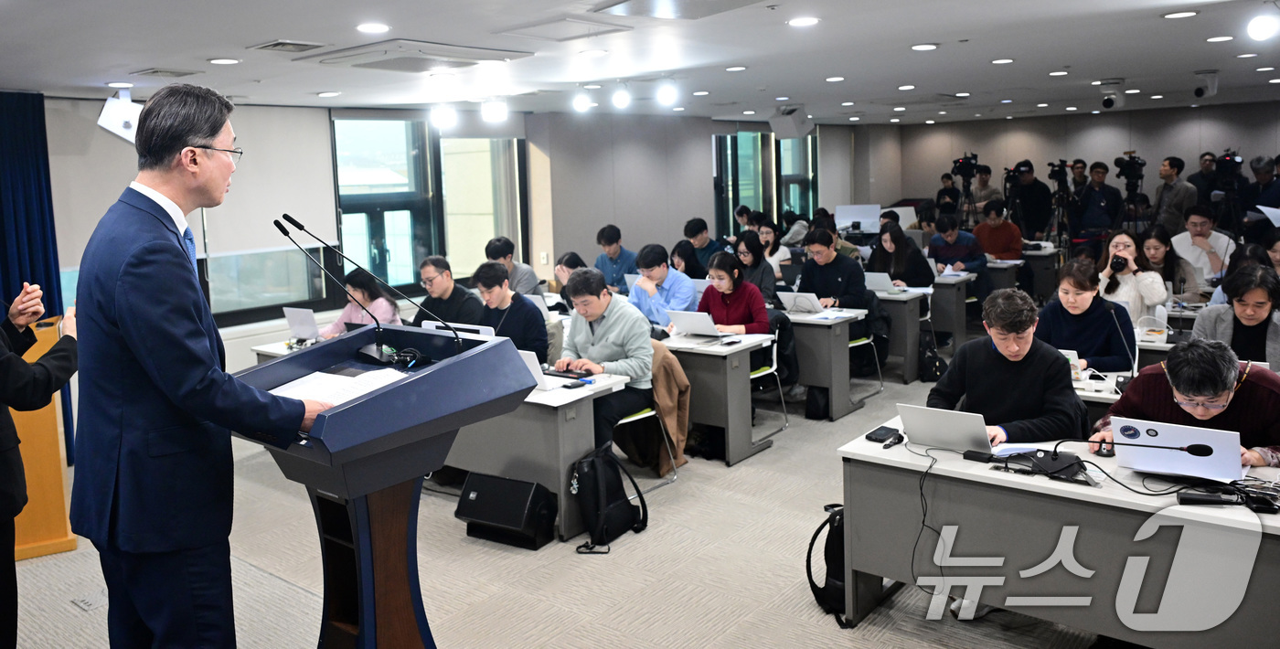 (서울=뉴스1) 임세영 기자 = 류제명 과학기술정보통신부 2차관이 15일 서울 종로구 정부서울청사에서 독자 AI 파운데이션 모델 프로젝트 1차 단계 평가 결과를 브리핑하고 있다. …