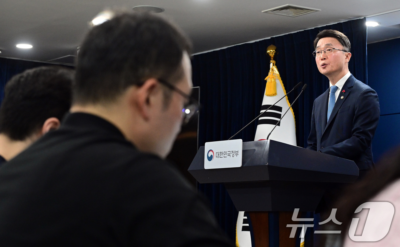 (서울=뉴스1) 임세영 기자 = 류제명 과학기술정보통신부 2차관이 15일 서울 종로구 정부서울청사에서 독자 AI 파운데이션 모델 프로젝트 1차 단계 평가 결과를 브리핑하고 있다. …