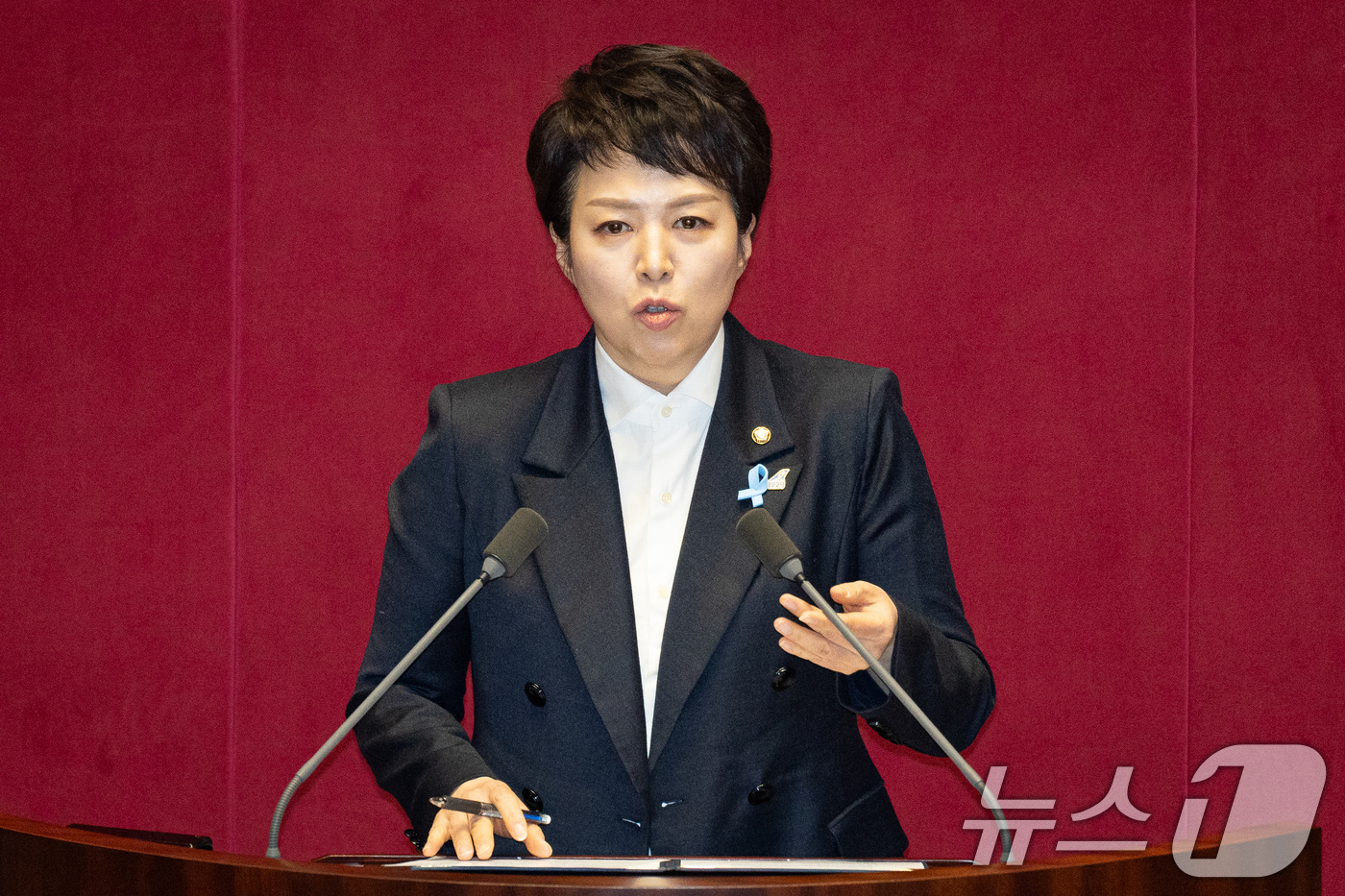 (서울=뉴스1) 유승관 기자 = 김은혜 국민의힘 의원이 15일 서울 여의도 국회에서 열린 제431회 국회(임시회) 제1차 본회의에서 항공·철도 사고조사에 관한 법률 일부개정법률안( …