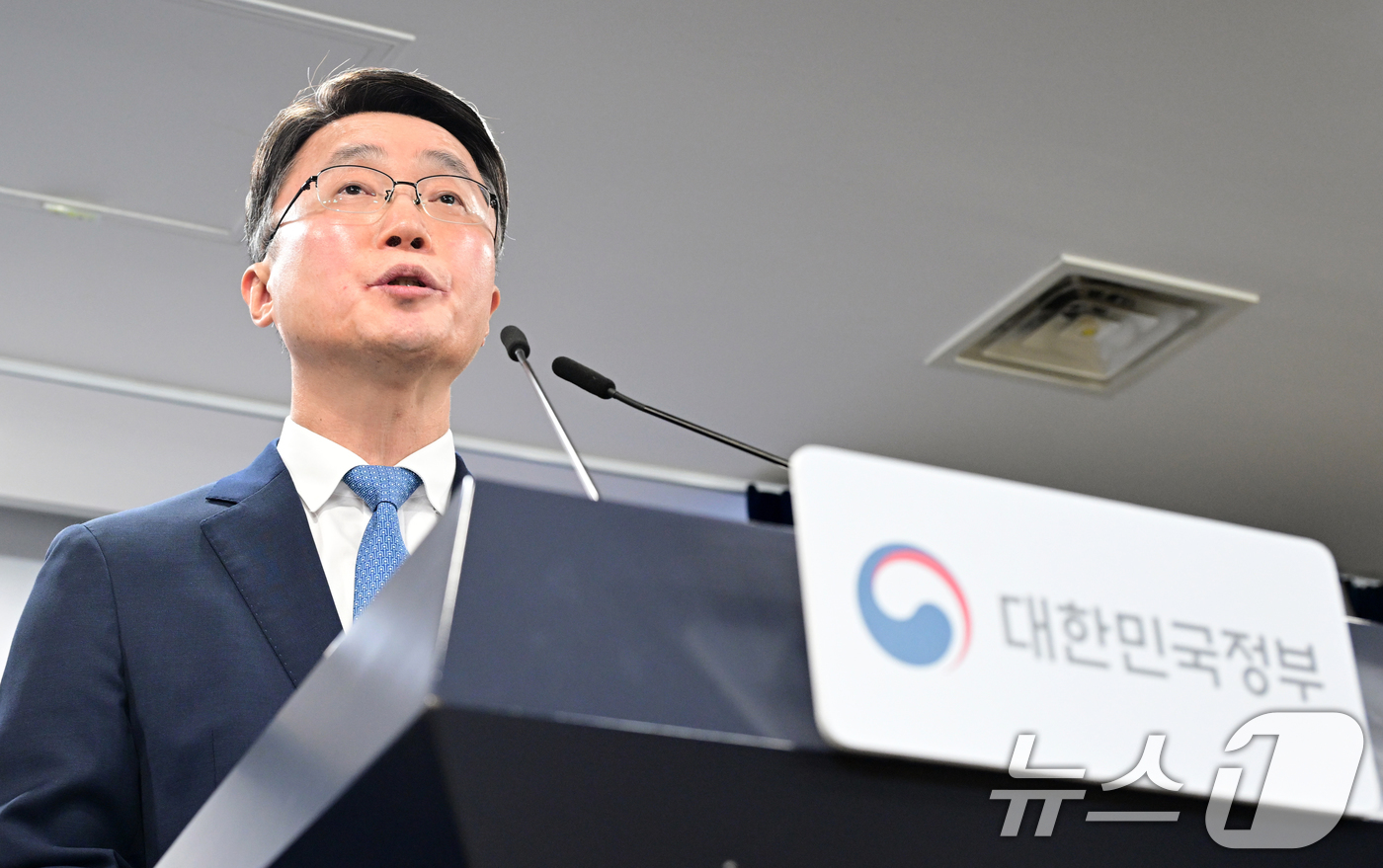 (서울=뉴스1) 임세영 기자 = 류제명 과학기술정보통신부 2차관이 15일 서울 종로구 정부서울청사에서 독자 AI 파운데이션 모델 프로젝트 1차 단계 평가 결과를 브리핑하고 있다. …