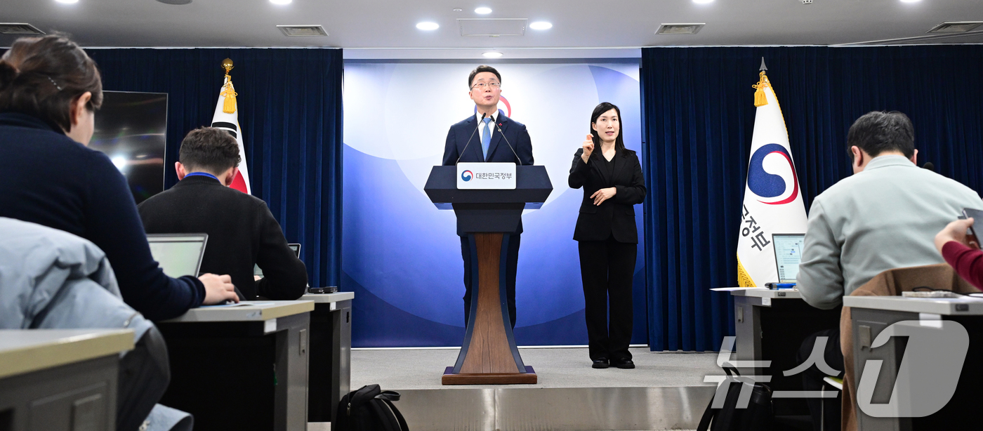 (서울=뉴스1) 임세영 기자 = 류제명 과학기술정보통신부 2차관이 15일 서울 종로구 정부서울청사에서 독자 AI 파운데이션 모델 프로젝트 1차 단계 평가 결과를 브리핑하고 있다. …