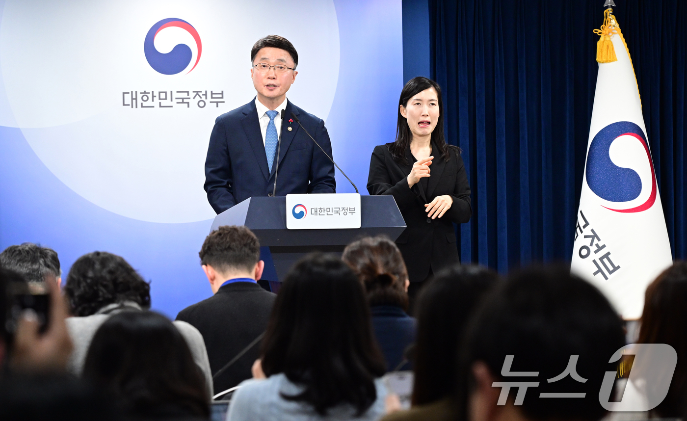 (서울=뉴스1) 임세영 기자 = 류제명 과학기술정보통신부 2차관이 15일 서울 종로구 정부서울청사에서 독자 AI 파운데이션 모델 프로젝트 1차 단계 평가 결과를 브리핑하고 있다. …