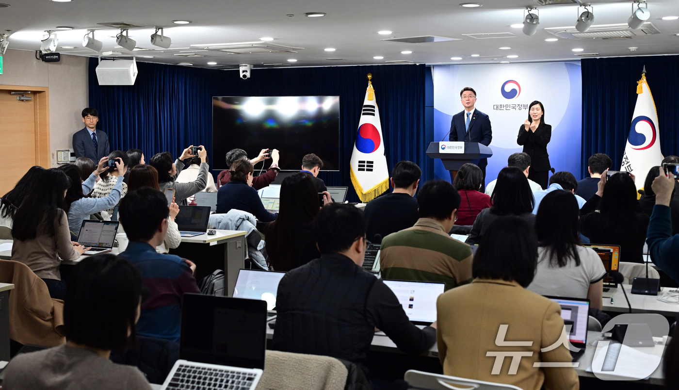 (서울=뉴스1) 임세영 기자 = 류제명 과학기술정보통신부 2차관이 15일 서울 종로구 정부서울청사에서 독자 AI 파운데이션 모델 프로젝트 1차 단계 평가 결과를 브리핑하고 있다. …