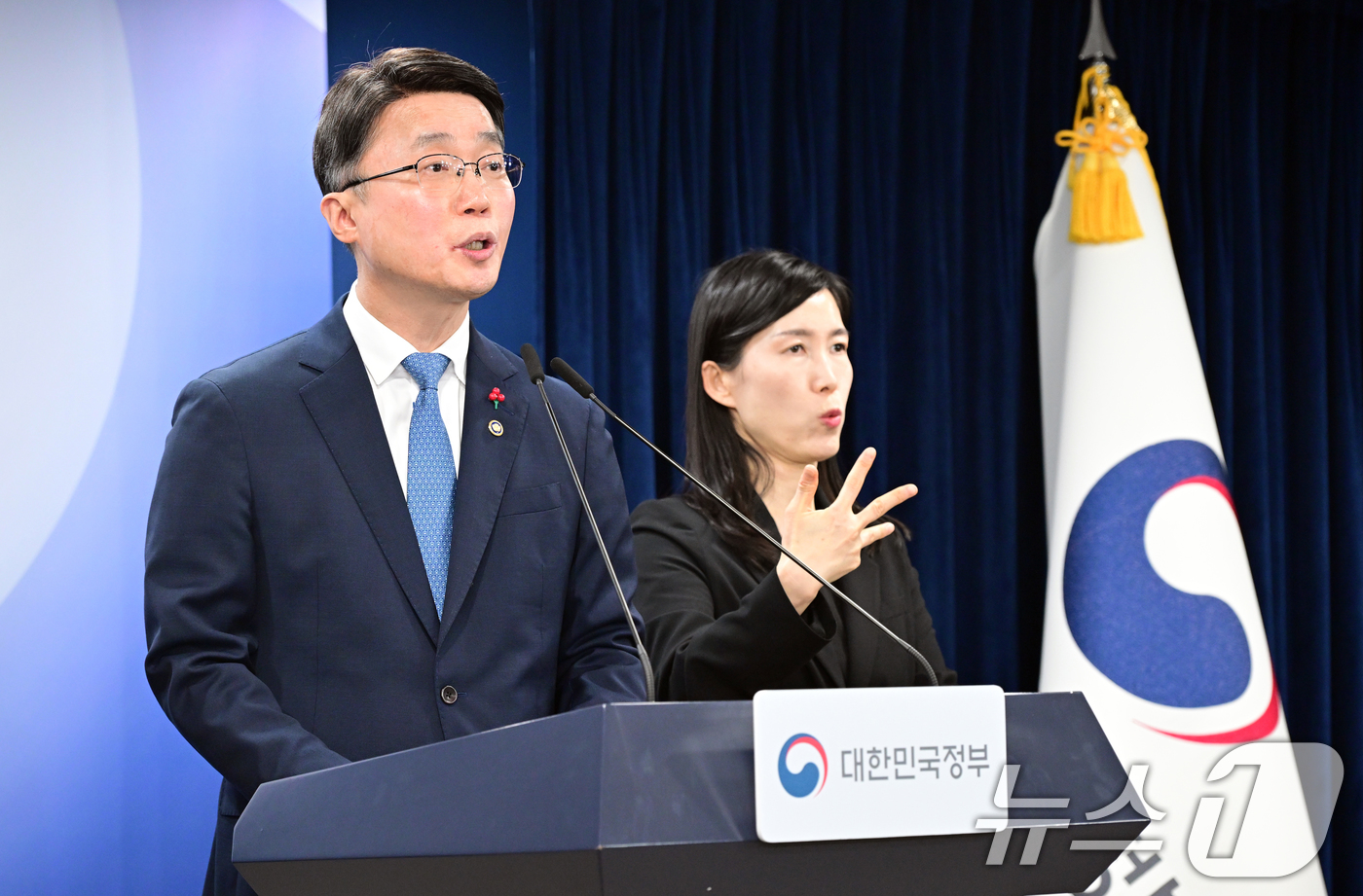 (서울=뉴스1) 임세영 기자 = 류제명 과학기술정보통신부 2차관이 15일 서울 종로구 정부서울청사에서 독자 AI 파운데이션 모델 프로젝트 1차 단계 평가 결과를 브리핑하고 있다. …