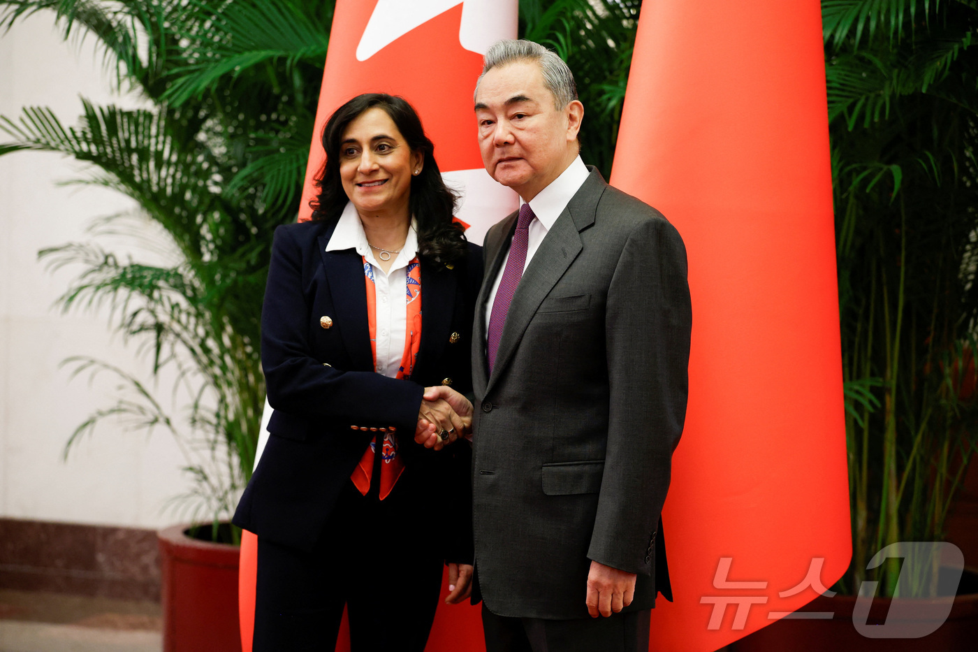 (로이터=뉴스1) 정은지 특파원 = 왕이 중국 외교부장과 아니타 아난드 캐나다 외교장관이 15일 베이징 인민대회당에서 회담했다. 2026.1.15ⓒ 로이터=뉴스1